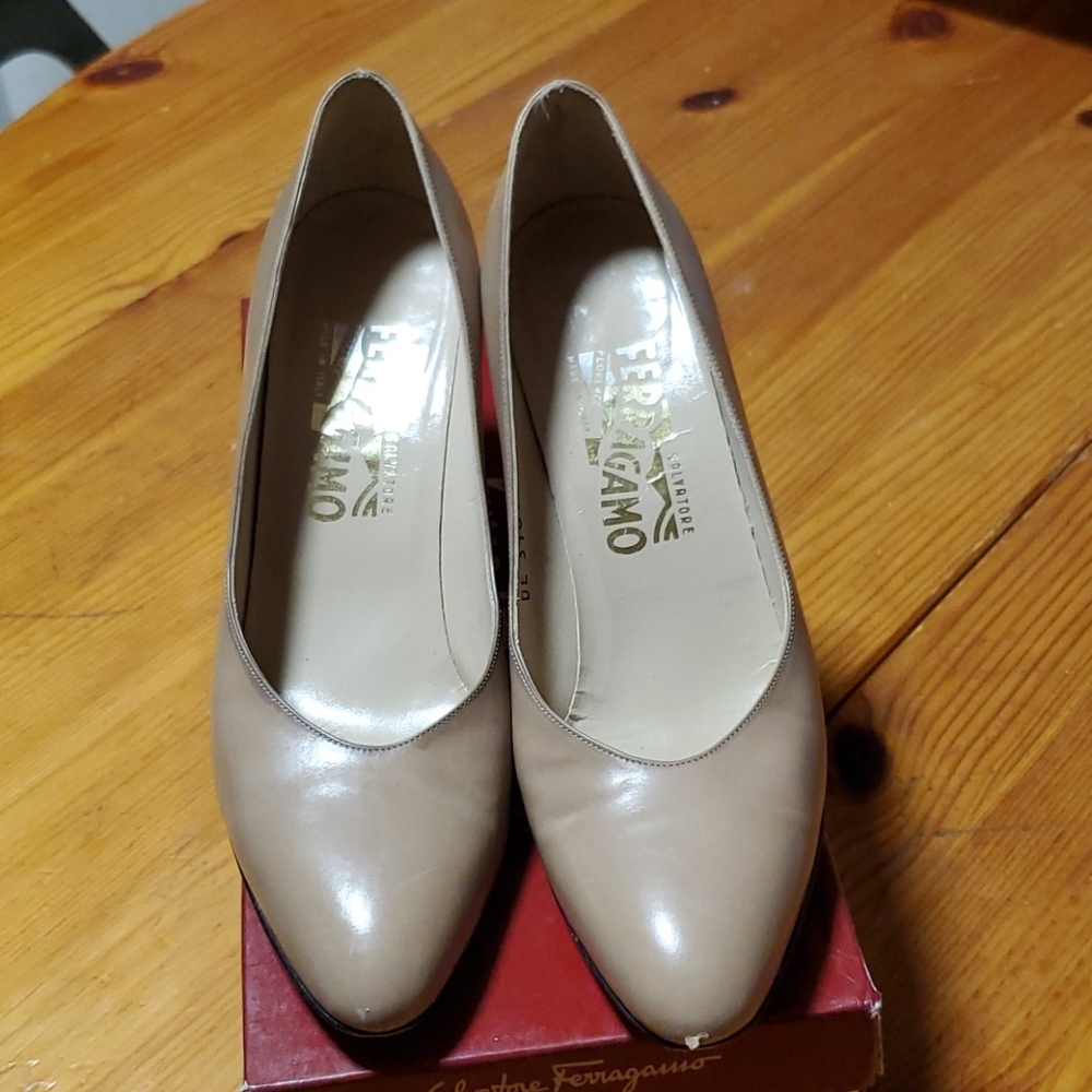 Salvation Ferragamo vintage taupe heels size 8AA